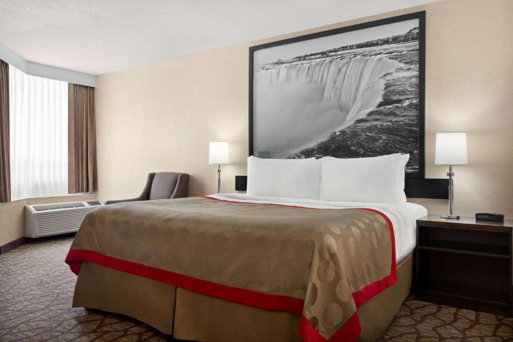 Ramada By Wyndham Niagara Falls near the Falls - Resim 8