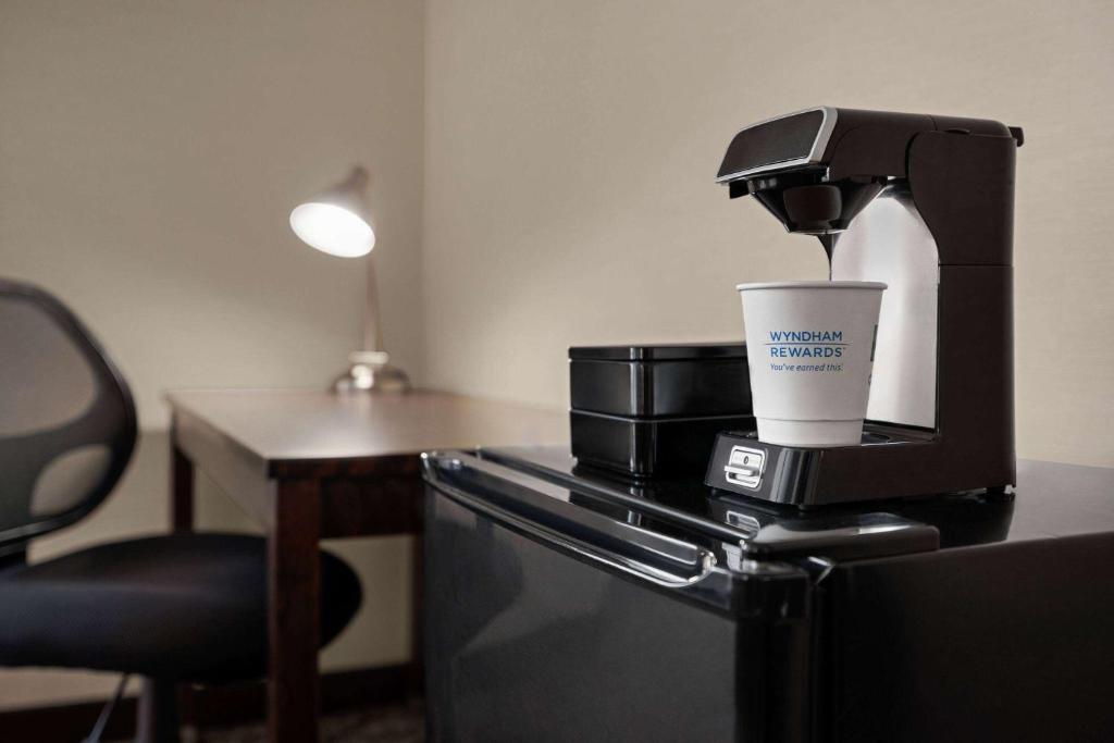 Ramada By Wyndham Niagara Falls near the Falls - Resim 15