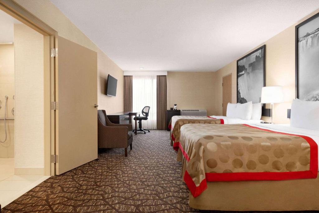 Ramada By Wyndham Niagara Falls near the Falls - Resim 17