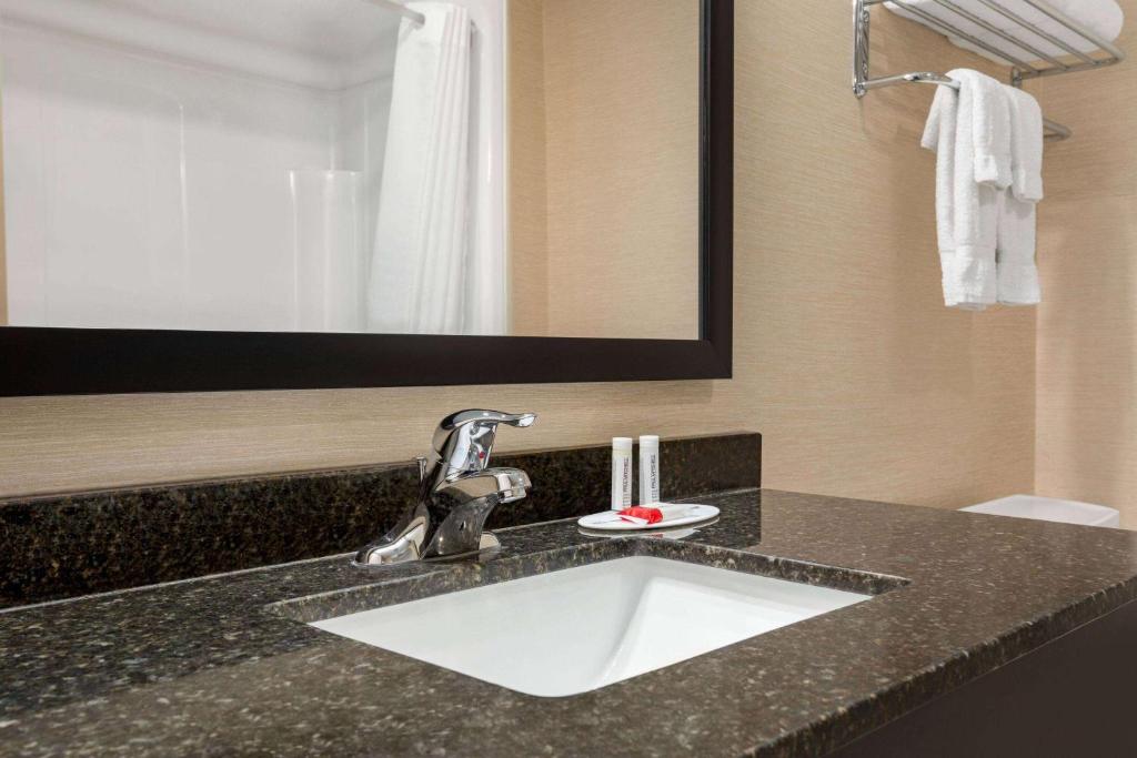 Ramada By Wyndham Niagara Falls near the Falls - Resim 23