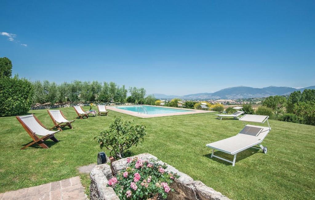 a yard with lounge chairs and a swimming pool at Villa Millefiori in Spoleto