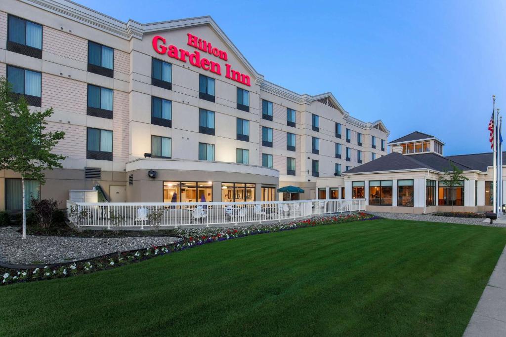 um hotel com um relvado em frente em Hilton Garden Inn Anchorage em Anchorage