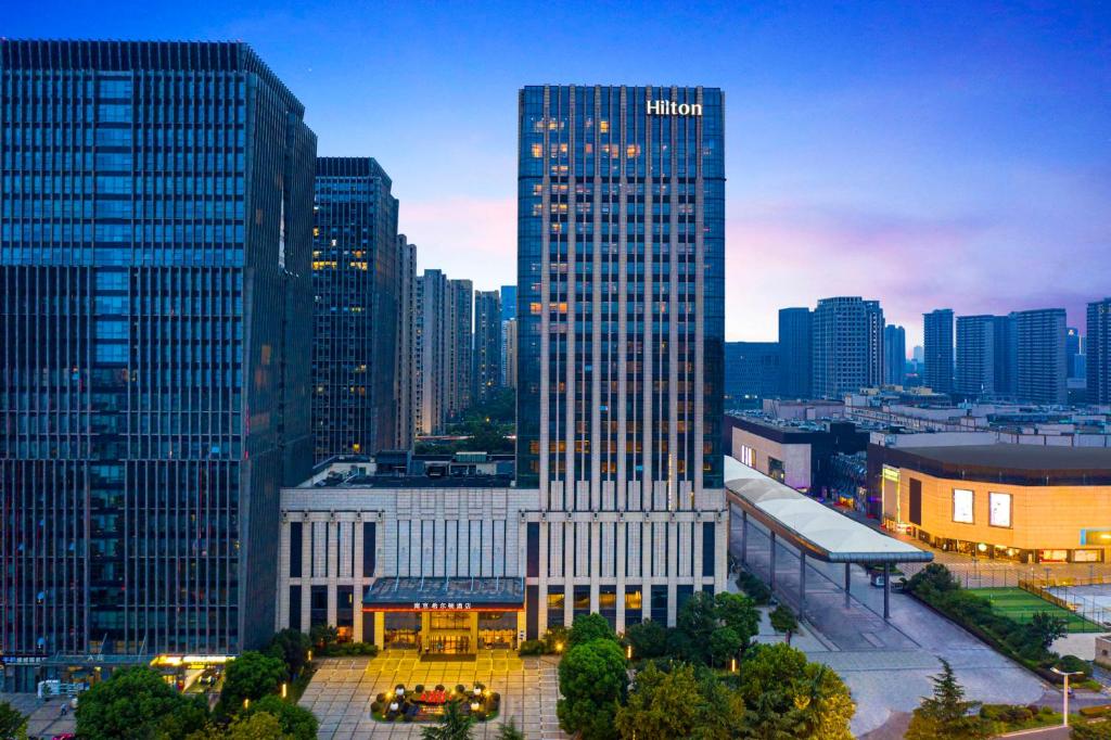 - une vue sur un grand bâtiment d'une ville dans l'établissement Hilton Nanjing, à Nankin