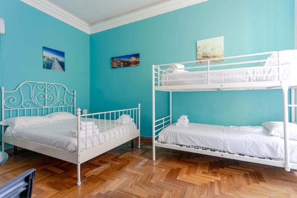 2 beliches num quarto com paredes azuis em Vatican Apartments 1-2 em Roma