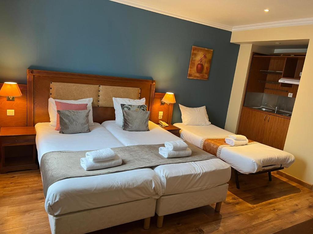 Un dormitorio con dos camas con toallas encima. en 121 Paris Hotel, en París