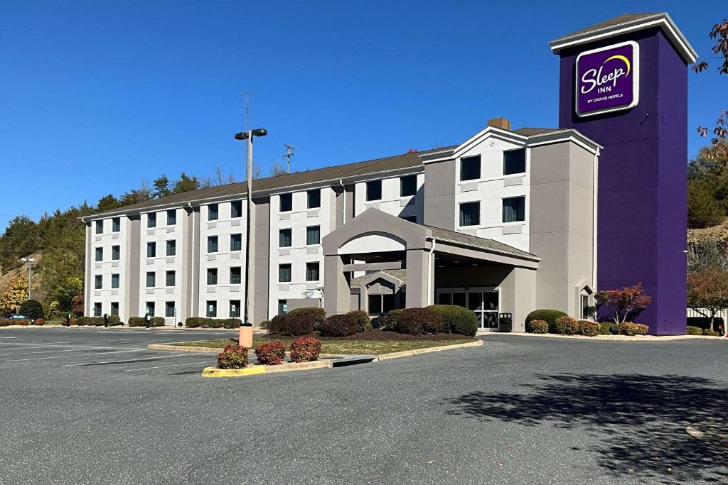 - un grand bâtiment blanc avec un panneau devant dans l'établissement Sleep Inn, à Staunton