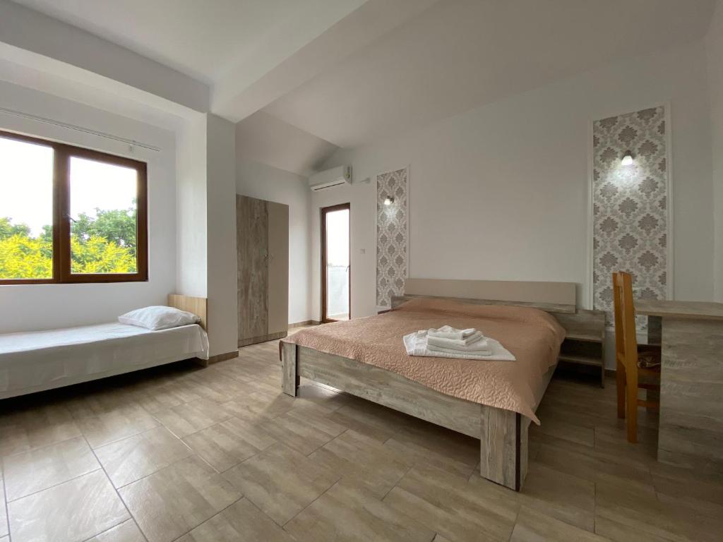 Giường trong phòng chung tại Vila Leul