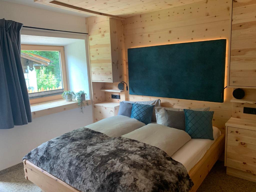 una camera con letto e lavagna a muro di Chalet Paula a Ehrwald