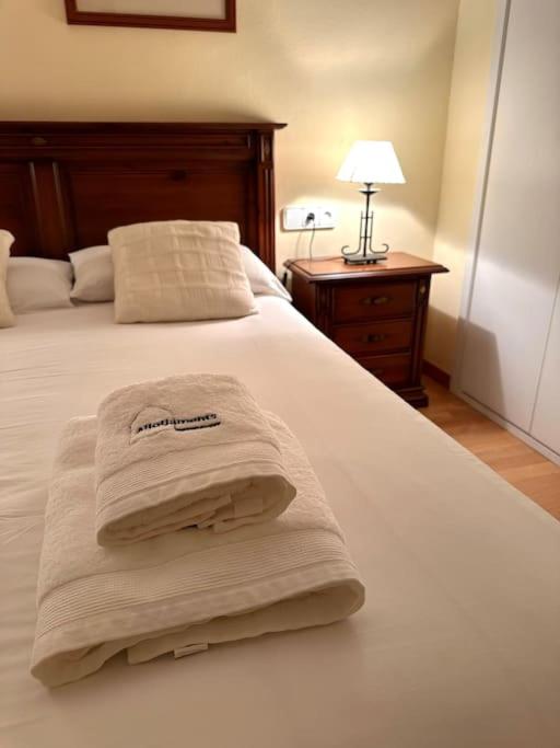 a bedroom with a bed with two towels on it at Acogedor alojamiento en Martinet, Cerdanya. in Martinet