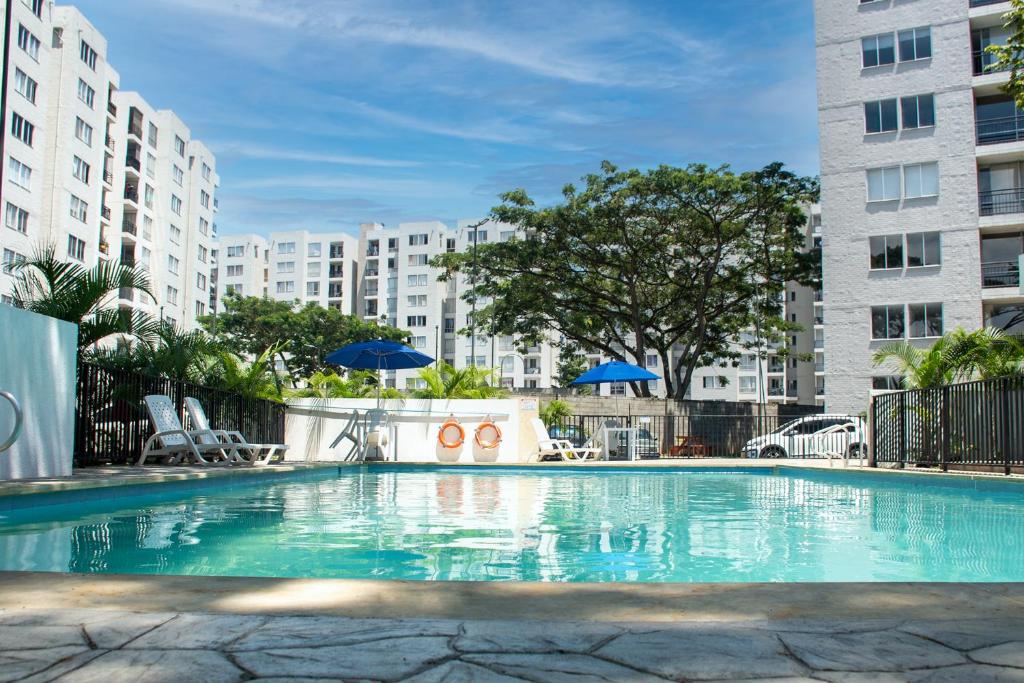 een zwembad in een appartement met gebouwen bij Apartamento con vistas en Cali 