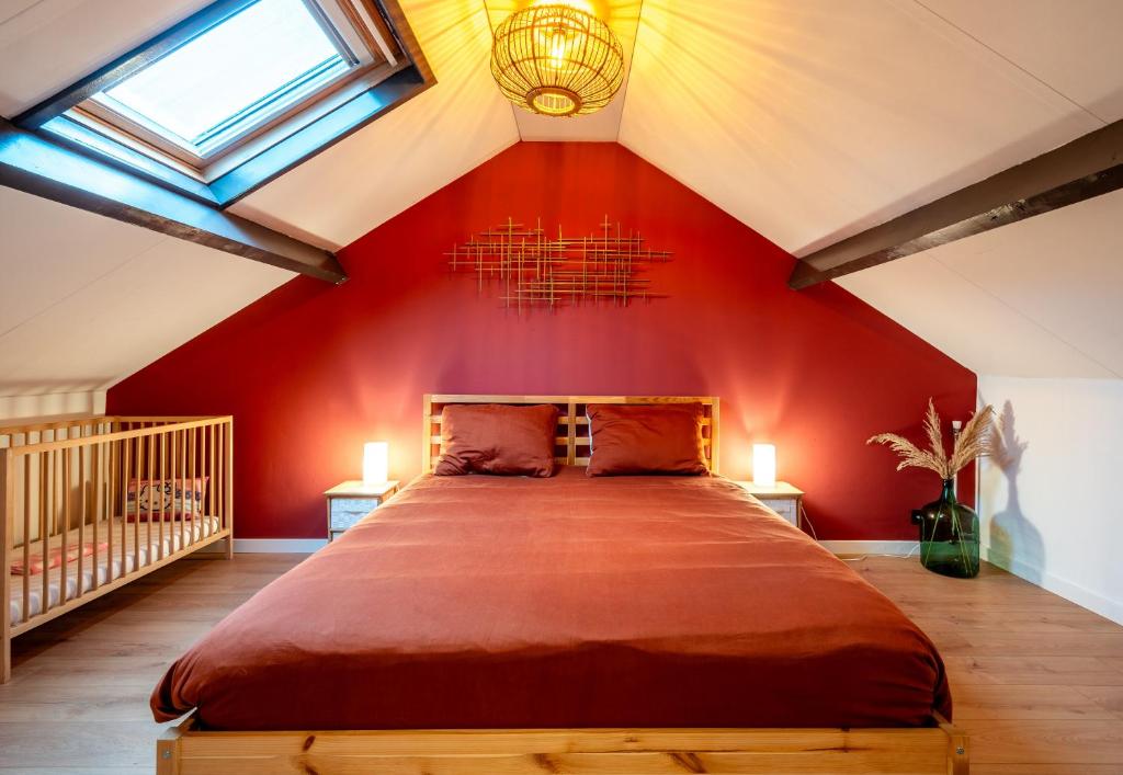 ein Schlafzimmer mit einer roten Wand und einem großen Bett in der Unterkunft EftelHuysje in Sprang-Capelle