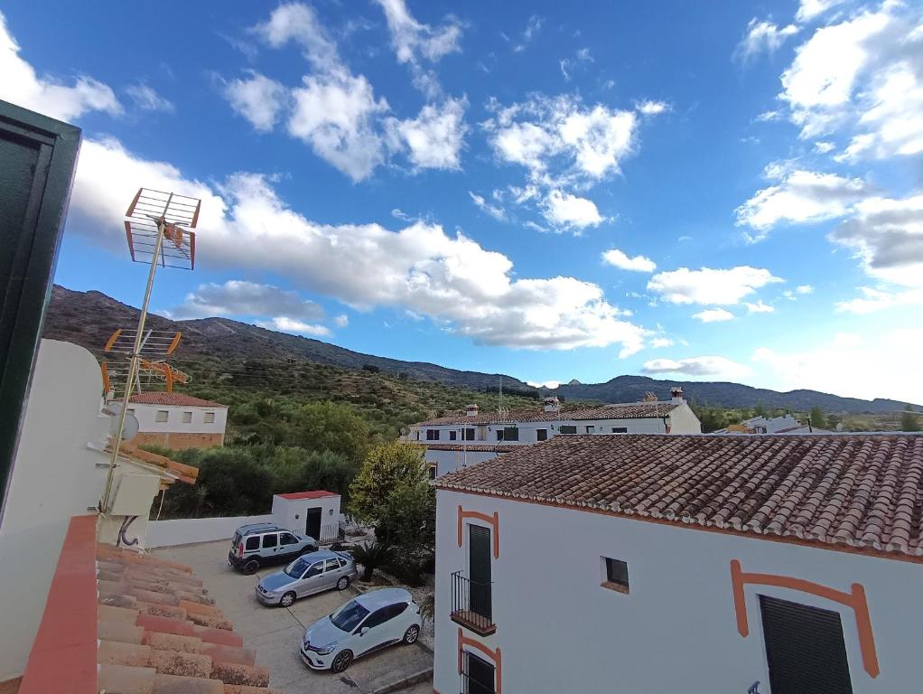 希梅拉德利瓦爾的住宿－La casita de la Estación，从汽车停放的建筑屋顶上可欣赏到风景