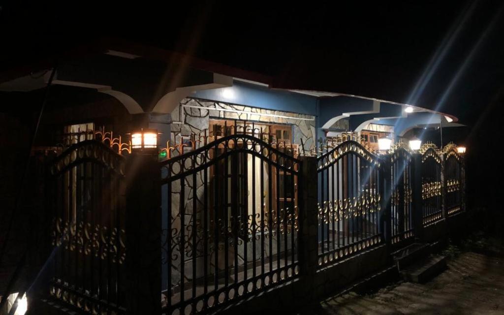un edificio con una puerta por la noche con luces en Nardelna Homestay by StayApart, en Māngwa