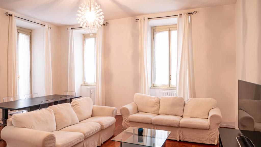 a living room with two couches and a table at APPARTAMENTO Superhouse PIAZZA DUOMO AREA in Milan