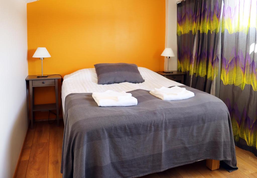 1 dormitorio con 1 cama con 2 toallas en Saxa Guesthouse, en Stöðvarfjörður