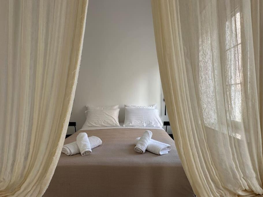 Postel nebo postele na pokoji v ubytování Fouli,Syros Apartment,Ermoupoli