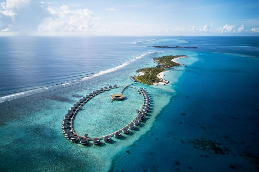 une île au milieu de l'océan dans l'établissement The Ritz-Carlton Maldives, Fari Islands, à Atoll Malé Nord