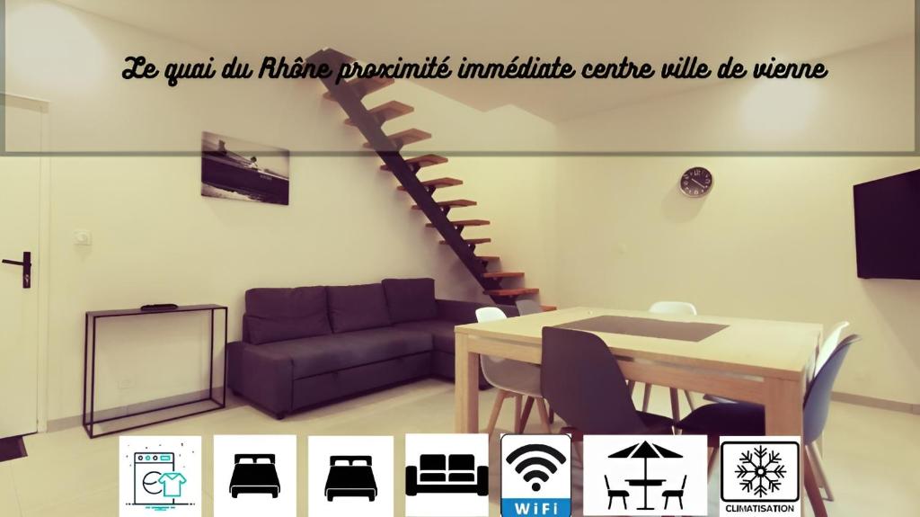 uma sala de estar com um sofá roxo e uma mesa em Le quai du Rhône em Sainte-Colombe