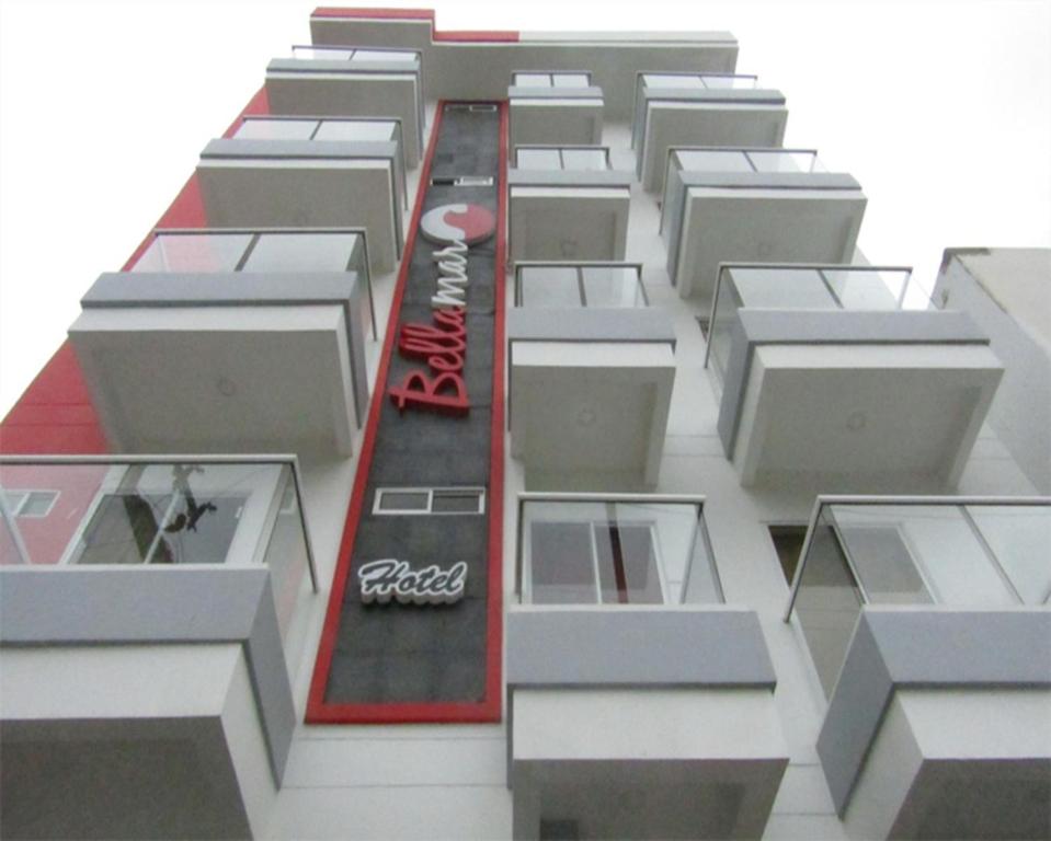 un modelo de un edificio con una escalera mecánica roja en HOTEL BELLAMAR, en Cartagena de Indias