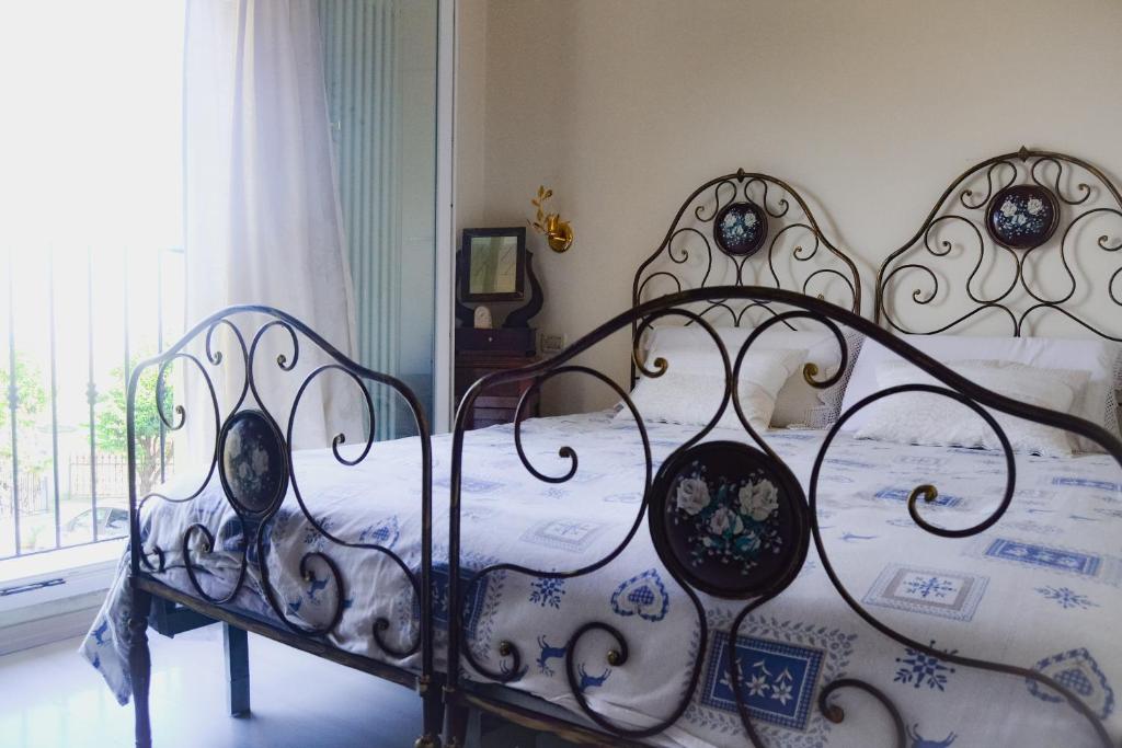克雷斯佩拉諾的住宿－Lotus Country House，一间卧室配有一张带锻铁框架的床