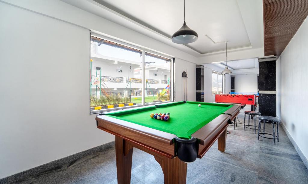 Biliár nebo kulečník v ubytování Treebo Skydale Premium Suites, 1500 Mtrs From Ooty Lake