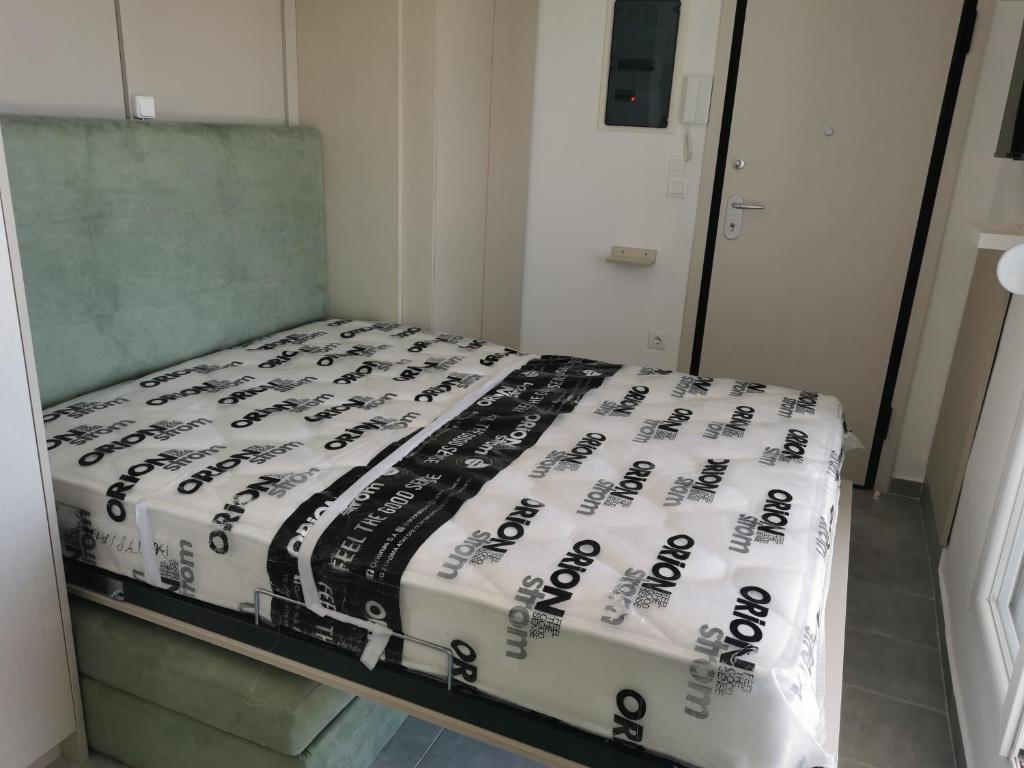 Bett in einem Zimmer mit Tagesdecke in der Unterkunft dreamy loft at 10th floor in Thessaloniki