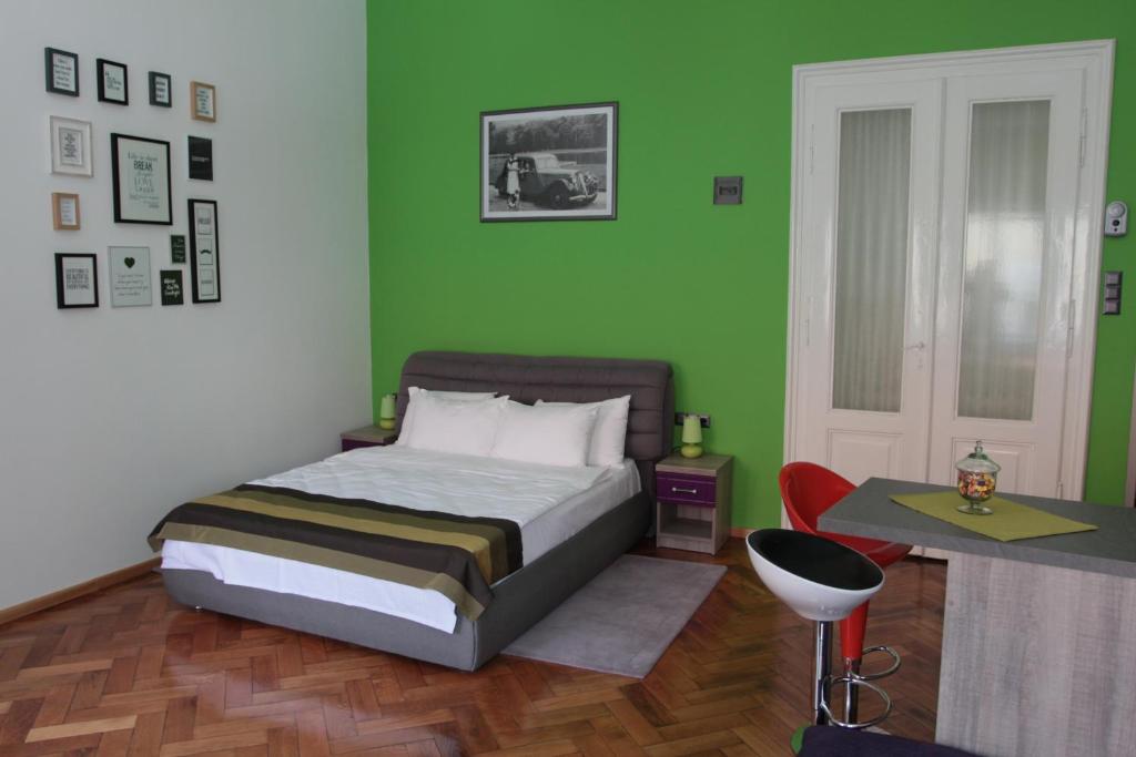 シビウにあるCity Spirit Sibiuの緑の壁、ベッド付きのベッドルーム1室
