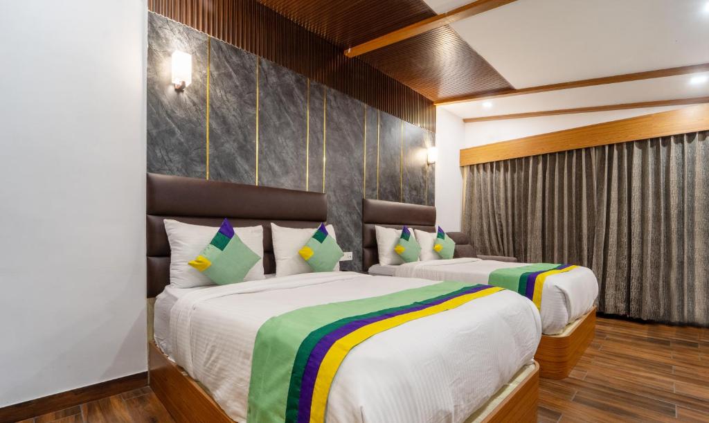 Postel nebo postele na pokoji v ubytování Treebo Skydale Premium Suites, 1500 Mtrs From Ooty Lake