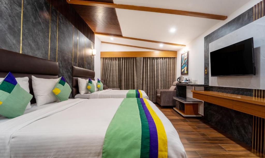 Postel nebo postele na pokoji v ubytování Treebo Skydale Premium Suites, 1500 Mtrs From Ooty Lake