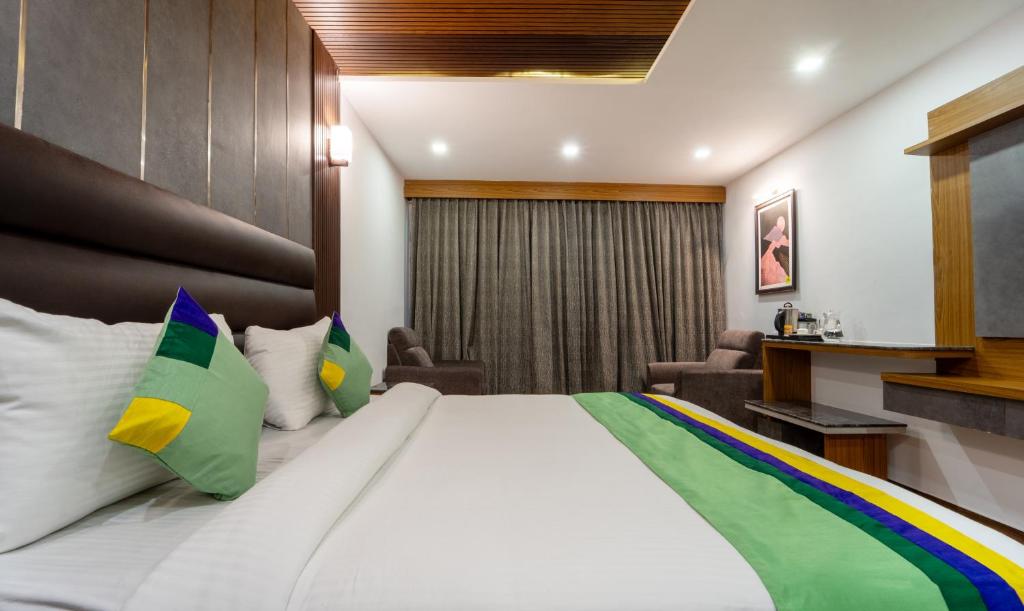 Postel nebo postele na pokoji v ubytování Treebo Skydale Premium Suites, 1500 Mtrs From Ooty Lake