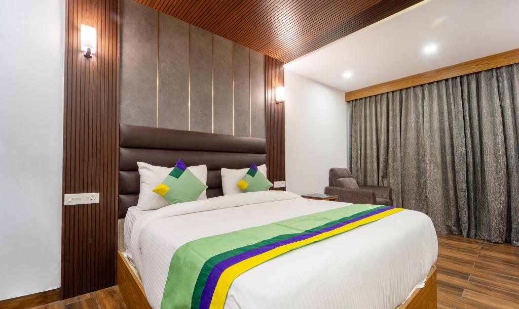 Postel nebo postele na pokoji v ubytování Treebo Skydale Premium Suites, 1500 Mtrs From Ooty Lake