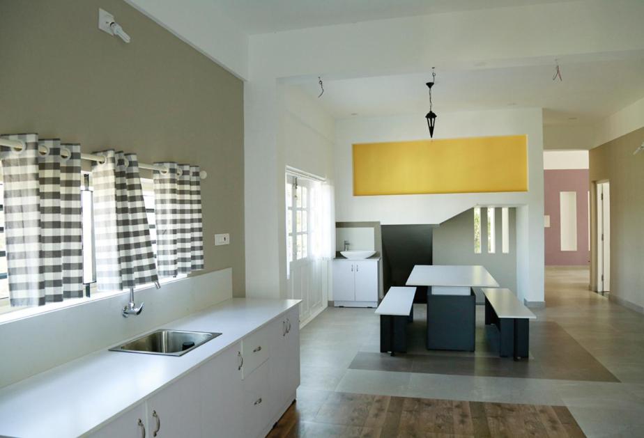Western Ghats Holiday Home في كالباتّا: مطبخ مع مغسلة وطاولة فيه