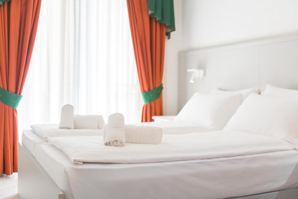 Postel nebo postele na pokoji v ubytování Hotel Garda Bellevue