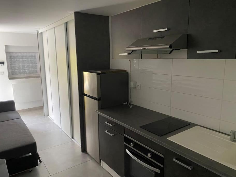 Η κουζίνα ή μικρή κουζίνα στο Studio moderne entièrement rénové.
