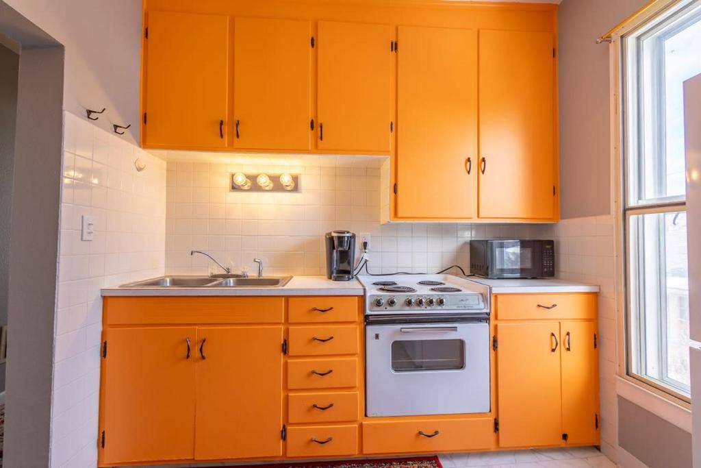 Kuchyň nebo kuchyňský kout v ubytování New Listing!! Bright Bohemian Stay