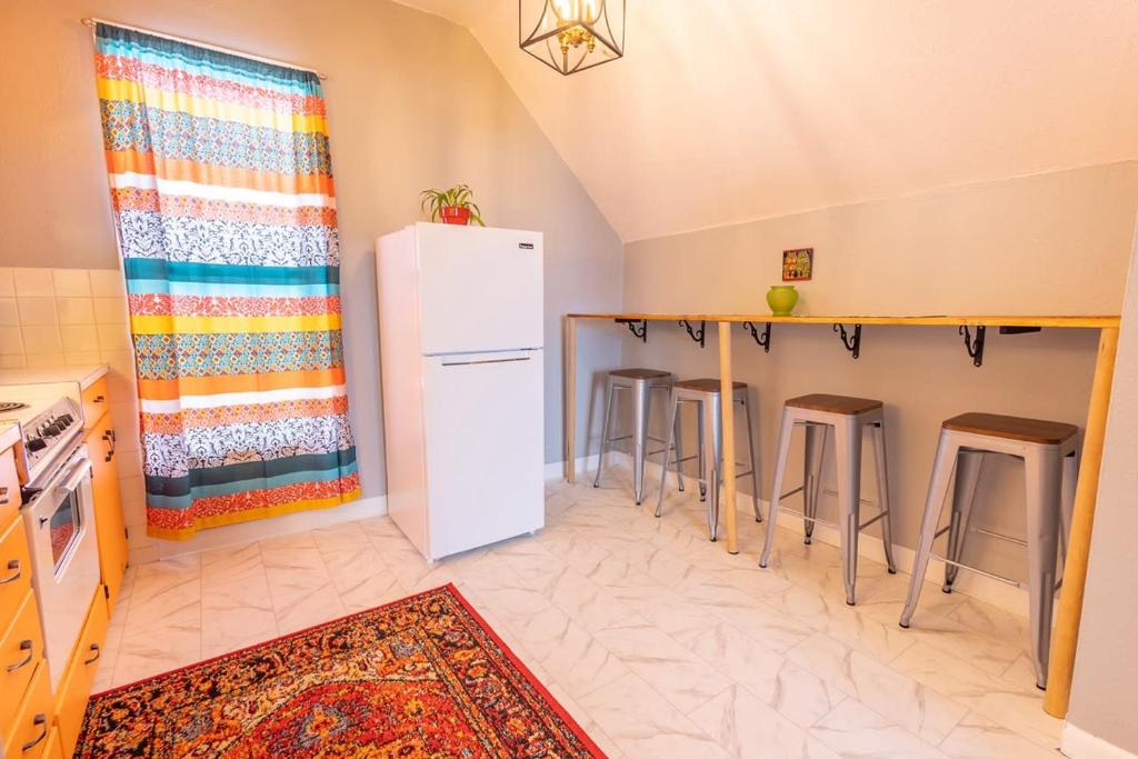 Kuchyň nebo kuchyňský kout v ubytování New Listing!! Bright Bohemian Stay