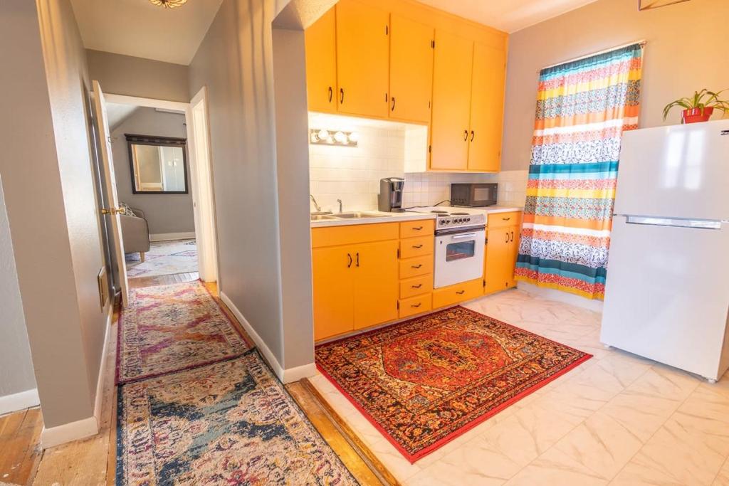 Kuchyň nebo kuchyňský kout v ubytování New Listing!! Bright Bohemian Stay