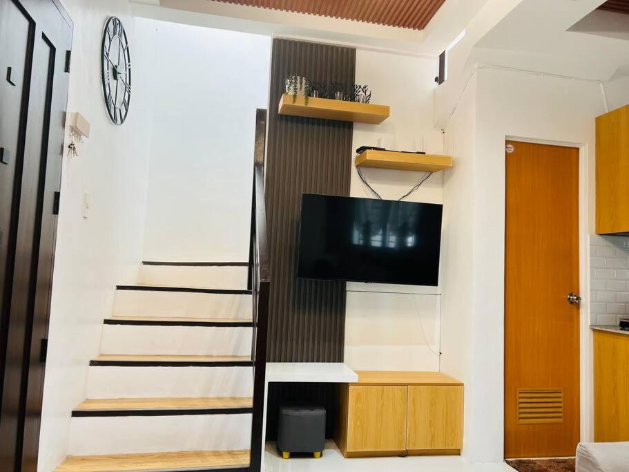Ibaba的住宿－Modern Home and Stylish Design，一间带楼梯和电视的客厅