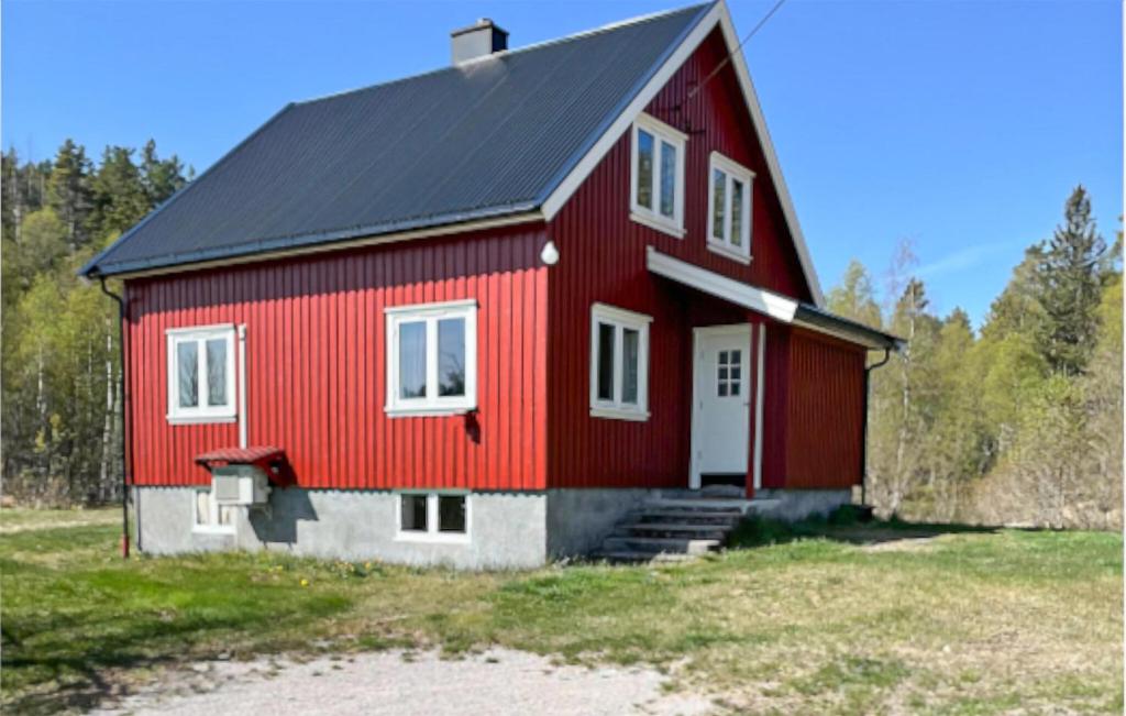 Czerwona stodoła z czarnym dachem w obiekcie Amazing Home In Engesland With House A Panoramic View w mieście Evje