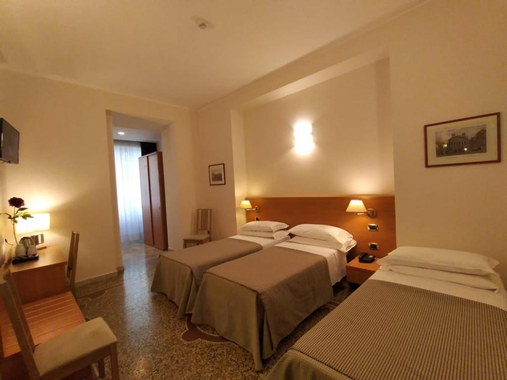 Postel nebo postele na pokoji v ubytování Hotel Principe Eugenio