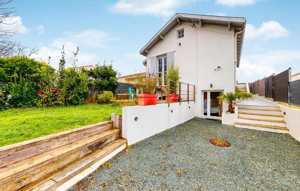 una casa blanca con una valla y un patio en Nice Home In Royan With Wifi, en Royan