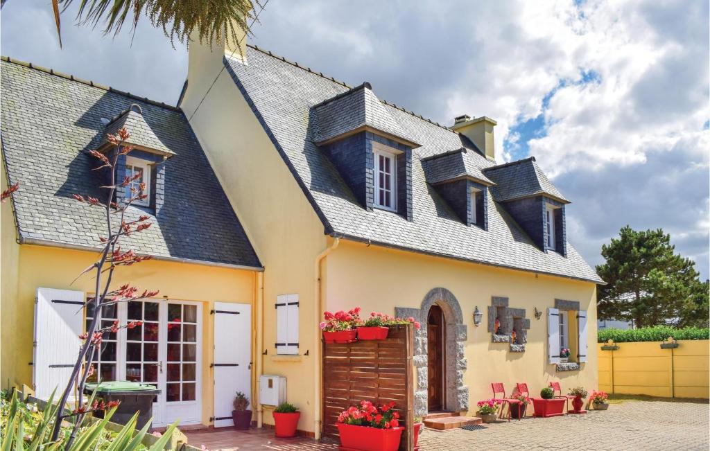 uma casa amarela com um telhado cinzento em 5 Bedroom Nice Home In Cleder em Cléder