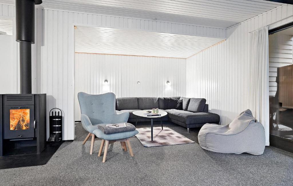 un soggiorno con divano, tavolo e sedie di Lovely Home In Bording With Wifi a Bording Stationsby