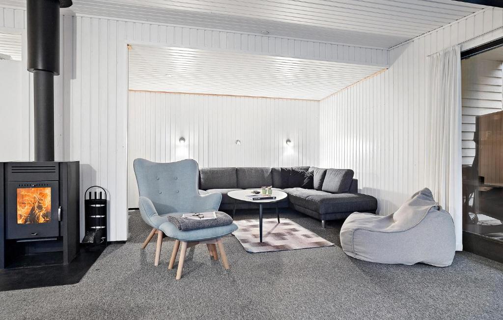 a living room with a couch and a table and chairs at Pet Friendly Home In Bording With Wifi in Bording Stationsby