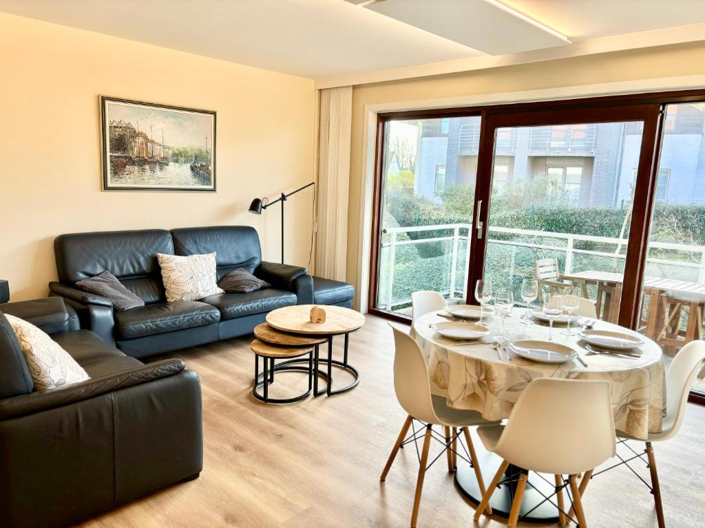 een woonkamer met een bank en een tafel bij Peppino 0101 in Koksijde