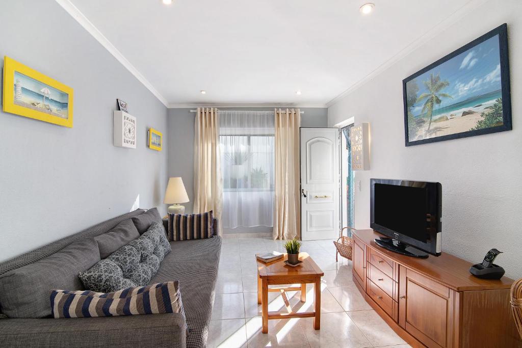 Μια τηλεόραση ή/και κέντρο ψυχαγωγίας στο Lemons Apartment