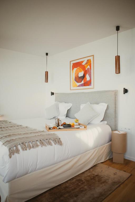 Cama ou camas em um quarto em H&ocirc;tel La Plage 5 &eacute;toiles La Grande Motte