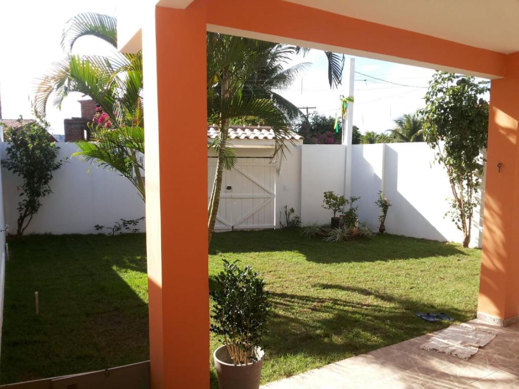 a view of the yard from the house at Casa para temporada in Vera Cruz de Itaparica