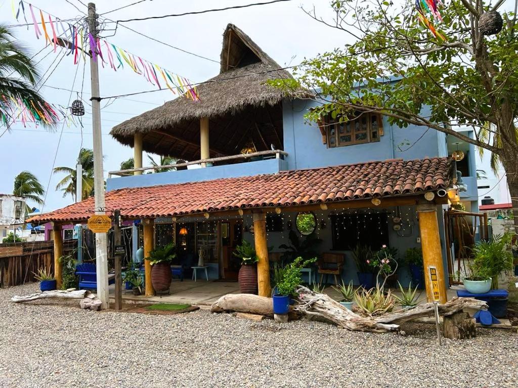 una casa con tetto di paglia di Casa Punta Perula Boutique Hotel a Pérula