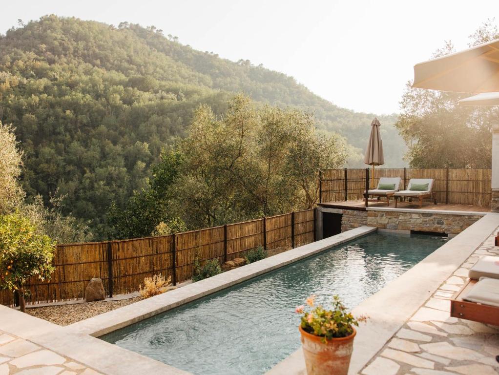 einen Pool mit Bergblick in der Unterkunft Apricus Locanda Boutique Hotel in Apricale